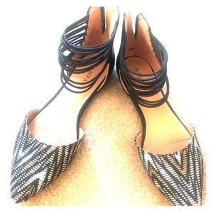 Trendy flats with stretchy elastic ankle straps
